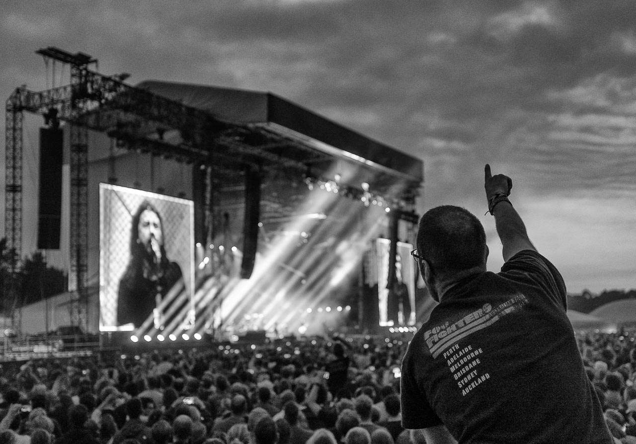 Besucher beim Konzert der US-amerikanischen Rockband Foo Fighters auf der Trabrennbahn Hamburg-Bahrenfeld am 10. Juni 2018. Auf der Videowand ist der Bandgründer, Gitarrist und Sänger Dave Grohl zu sehen.