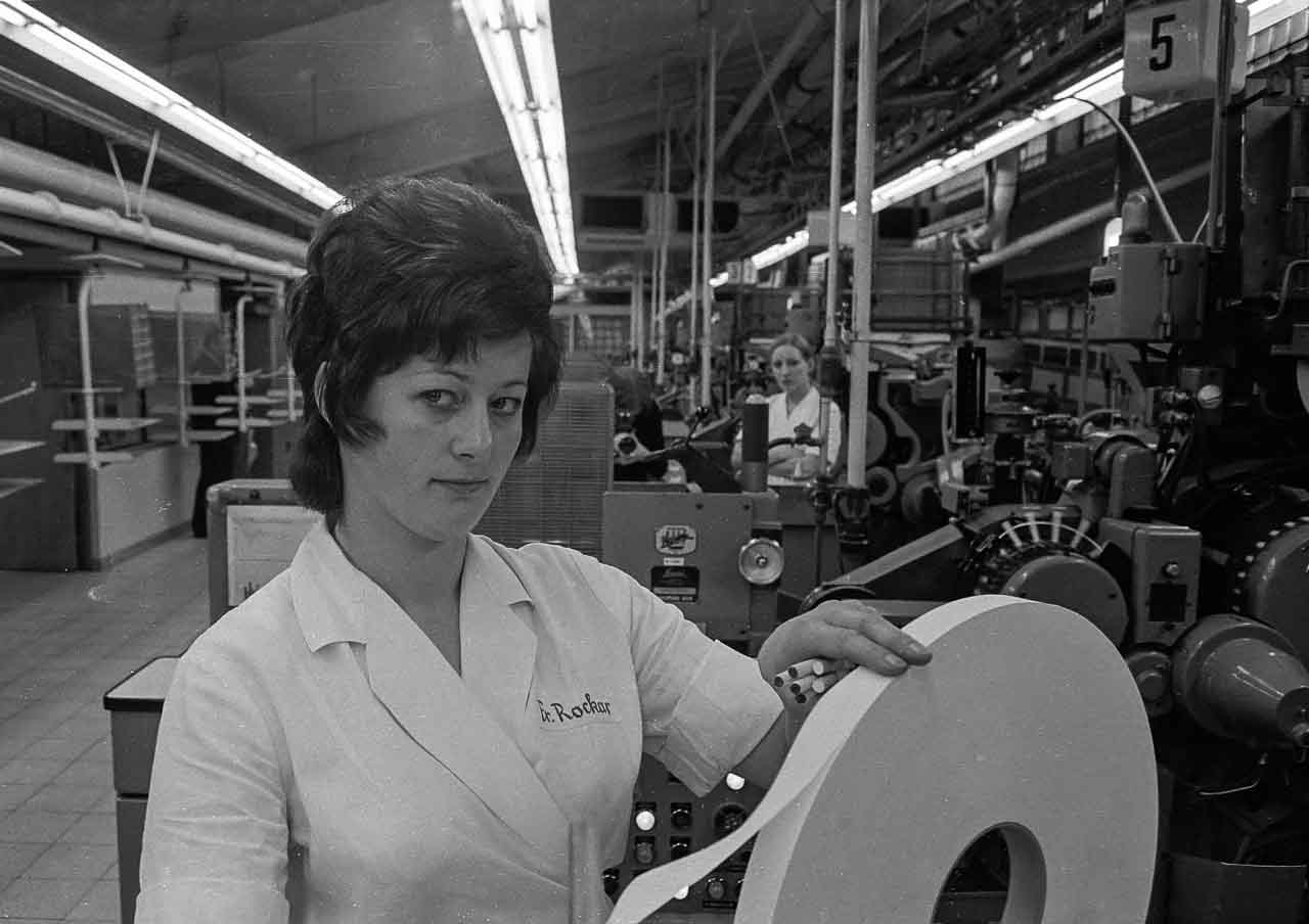 Frauen in einer Produktionshalle der Zigarettenfabrik Reemtsma in Hamburg-Bahrenfeld 1972