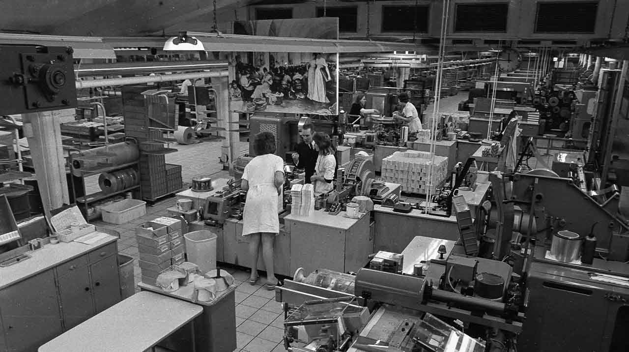 Blick in eine Produktionshalle der Zigarettenfabrik Reemtsma in Hamburg-Bahrenfeld 1972. Hier wurde die Marke "Ernte 23" hergestellt. Im Vordergrund sind zwei Arbeiterinnen in ein Gespräch mit dem Betriebsleiter verwickelt.