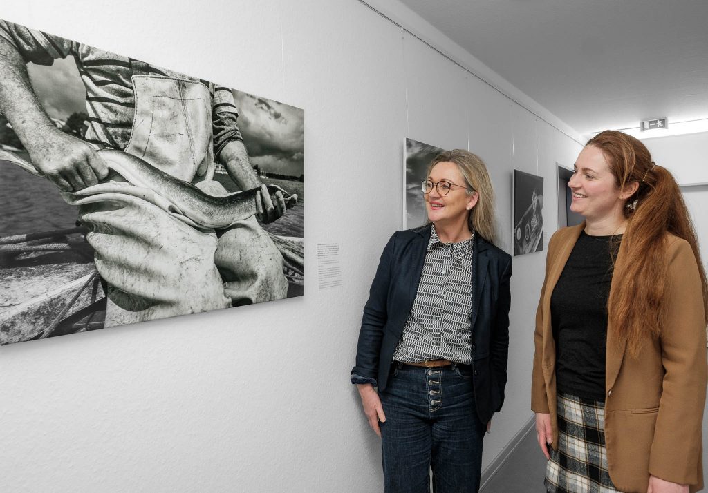 Am 20. Januar 2026 eröffnete Minister Tobias Goldschmidt (Ministerium für Energiewende, Klimaschutz, Umwelt und Natur in Kiel) eine neue Galerie mit Werken aus Bildserien von Holger Rüdel über die letzten Fischer auf der Schlei und vier Wanderschäfereien. Diese Bildreportagen entstanden im Auftrag der Sparkassenstiftung Schleswig-Holstein.
