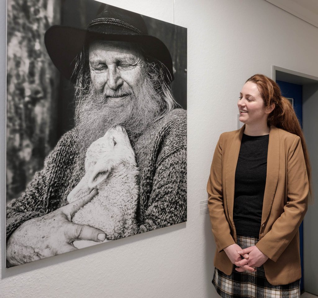 Am 20. Januar 2026 eröffnete Minister Tobias Goldschmidt (Ministerium für Energiewende, Klimaschutz, Umwelt und Natur in Kiel) eine neue Galerie mit Werken aus Bildserien von Holger Rüdel über die letzten Fischer auf der Schlei und vier Wanderschäfereien. Diese Bildreportagen entstanden im Auftrag der Sparkassenstiftung Schleswig-Holstein.