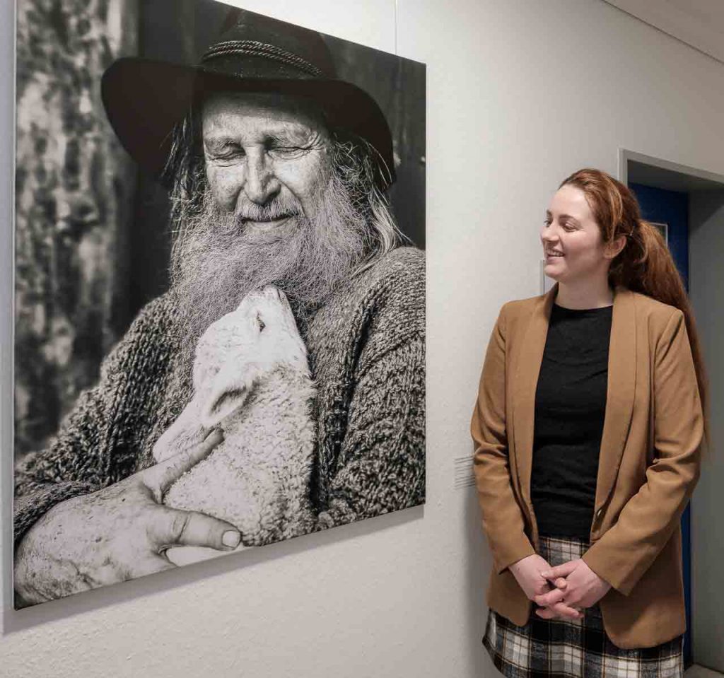 Am 20. Januar 2026 eröffnete Minister Tobias Goldschmidt (Ministerium für Energiewende, Klimaschutz, Umwelt und Natur in Kiel) eine neue Galerie mit Werken aus Bildserien von Holger Rüdel. Diese Bildreportagen entstanden im Auftrag der Sparkassenstiftung Schleswig-Holstein.