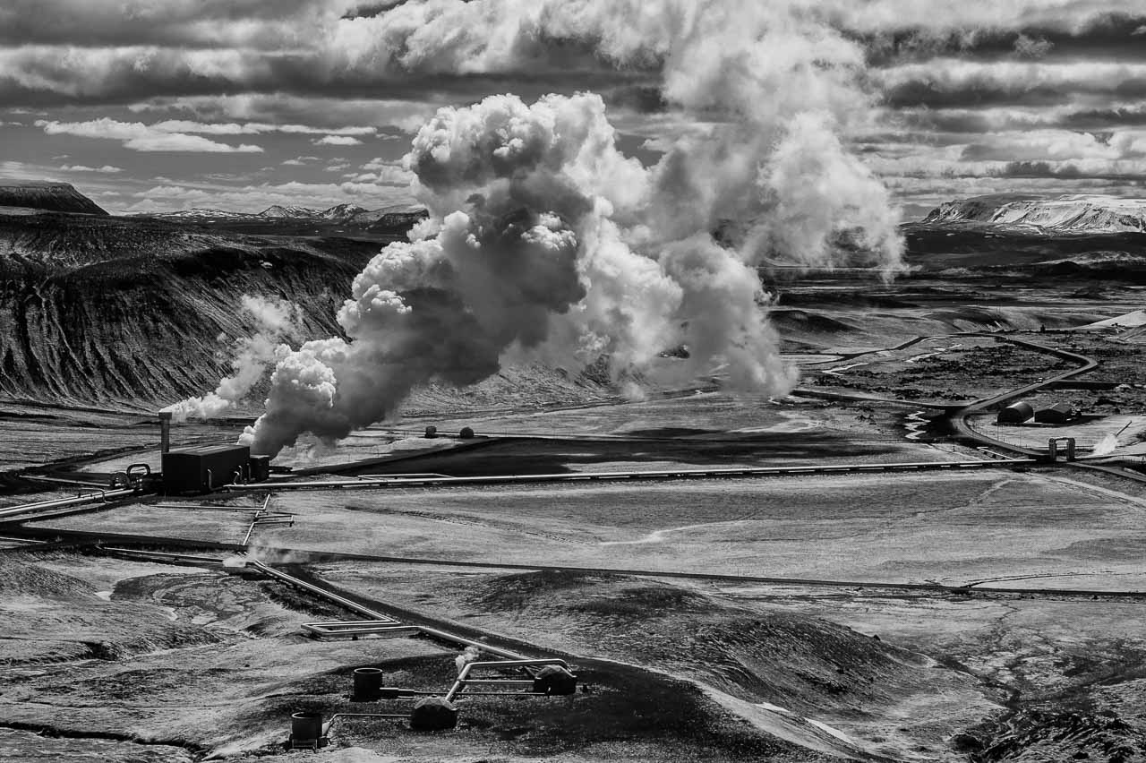 Blick vom Vulkan Krafla im Nordosten Islands auf das geothermische Krafla-Kraftwerk, das 1975 erbaut wurde und 60 MW Energie erzeugt.