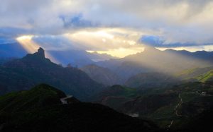 Blick auf das zentrale Bergland (Cumbre) von Gran Canaria mit dem beherrschenden Felsmonolith des Roque Bentaiga (Bentayga) links im Bild, der mystischen Kult- und Siedlungsstätte der Ureinwohner.
