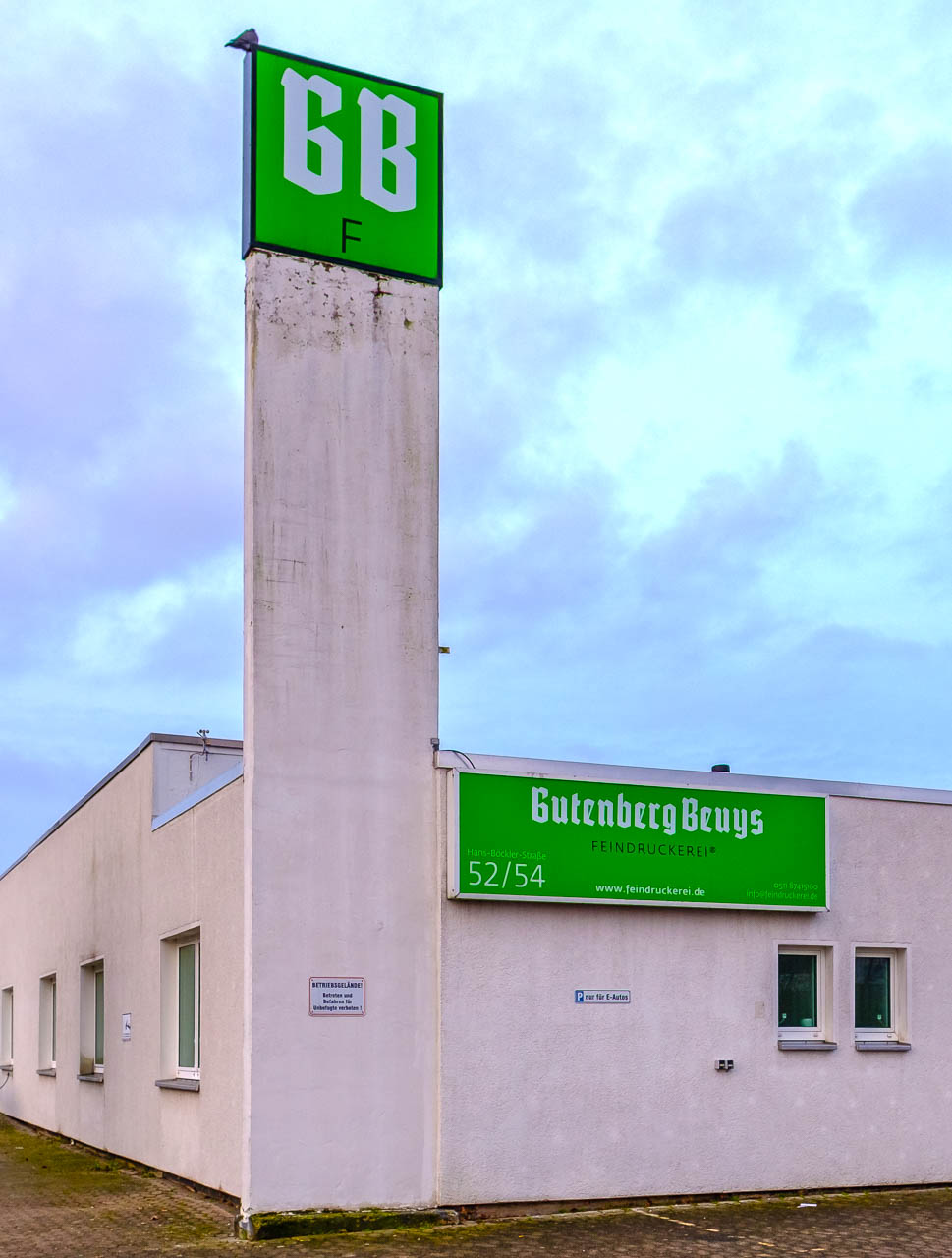 Die Gutenberg Beuys Feindruckerei in Langenhagen bei Hannover hat sich darauf spezialisiert, Produkte im 120er-Feinrasterverfahren herzustellen. In diesem Betrieb entstand das Buch "Nomaden unserer Zeit. Wanderschäfereien in Schleswig-Holstein" mit Fotografien von Holger Rüdel.