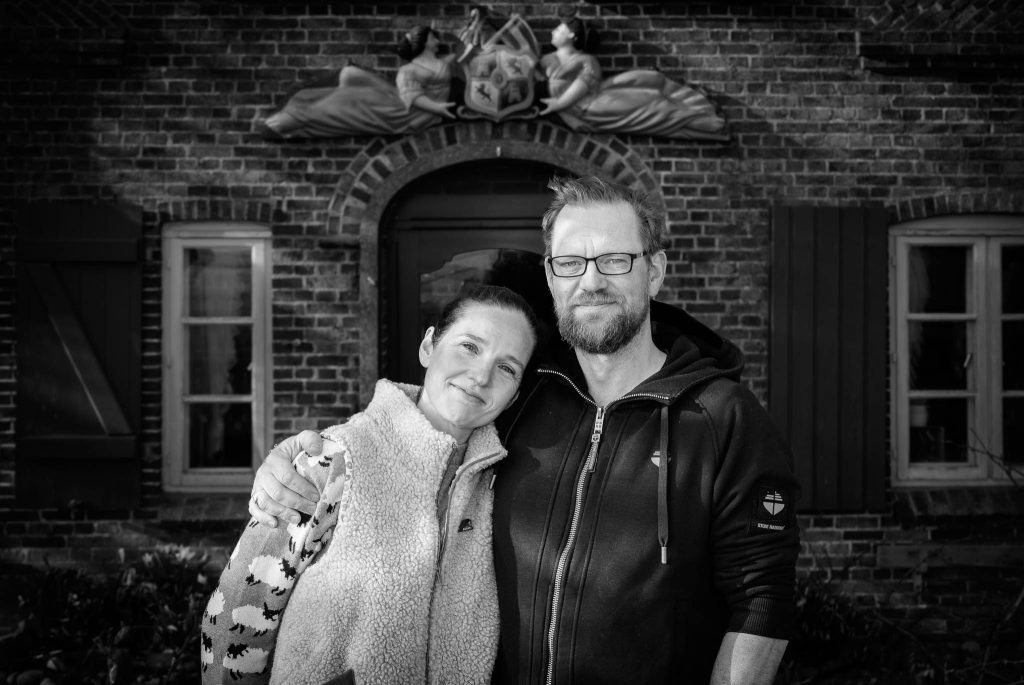 Nele Wree und Holger Spreer-Wree leben seit 2013 mit ihren beiden Töchtern auf der landeseigenen Hallig Süderoog. Sie sind die einzigen ständigen Einwohner in der streng abgeschirmten Schutzzone 1 des Nationalparks Wattenmeer.