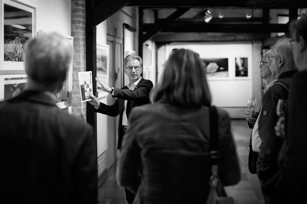 Holger Rüdel bei einer Führung durch die Ausstellung des National-Geographic-Fotografen David Doubilet im Stadtmuseum Schleswig.