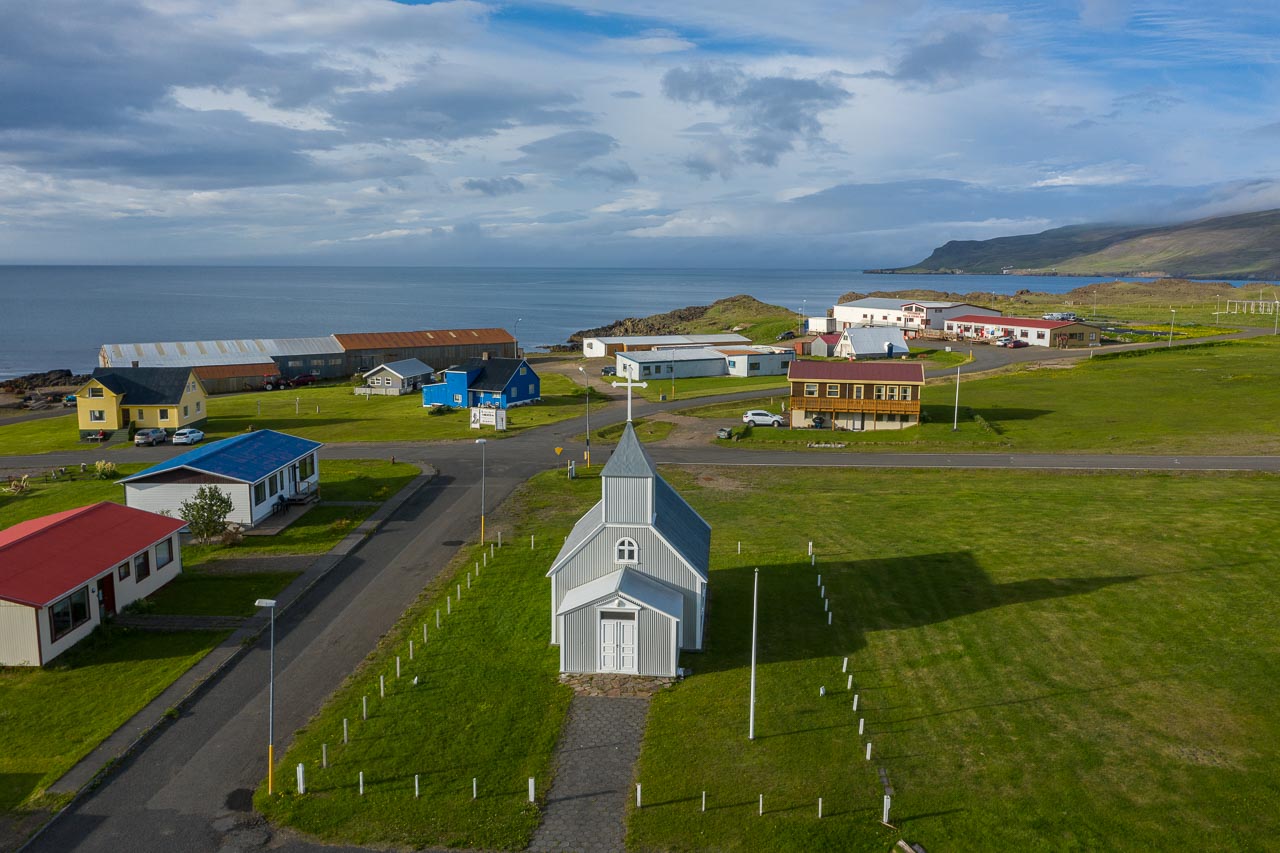 Die 1901 eingeweihte hölzerne Kirche stellt eine weitere Sehenswürdigkeit in Bakkagerði dar.