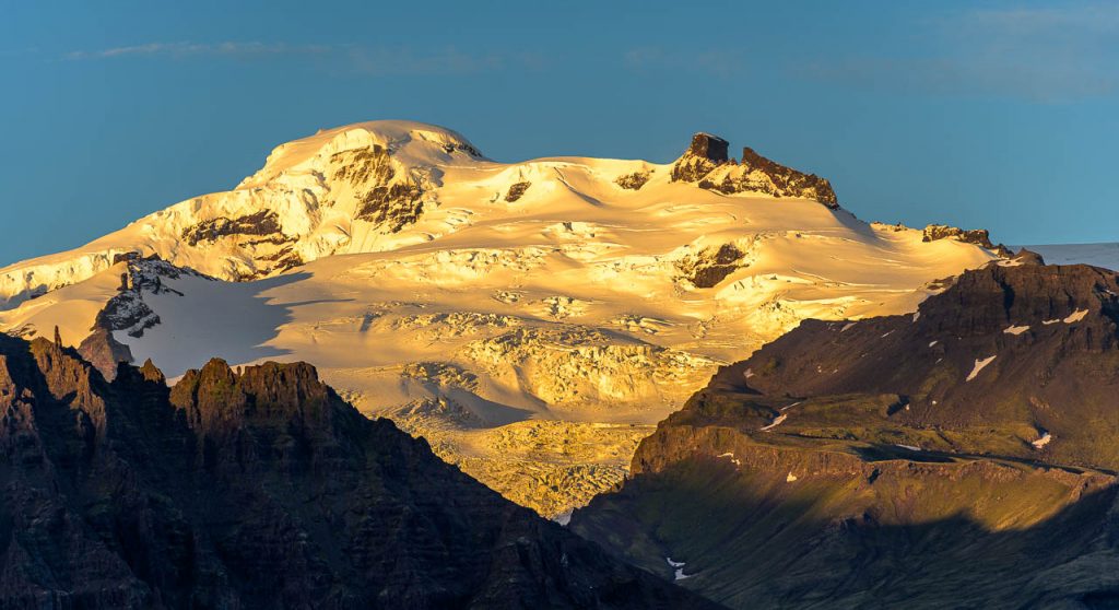 Der Hvannadalshnúkur ist mit 2.110 m der höchste Gipfel Islands. Er befindet sich im Skaftafell-Nationalpark und gehört zum Gletscher Öræfajökull, der Teil des Vatnajökull ist. Die Fotografie entstand im späten Abendlicht.