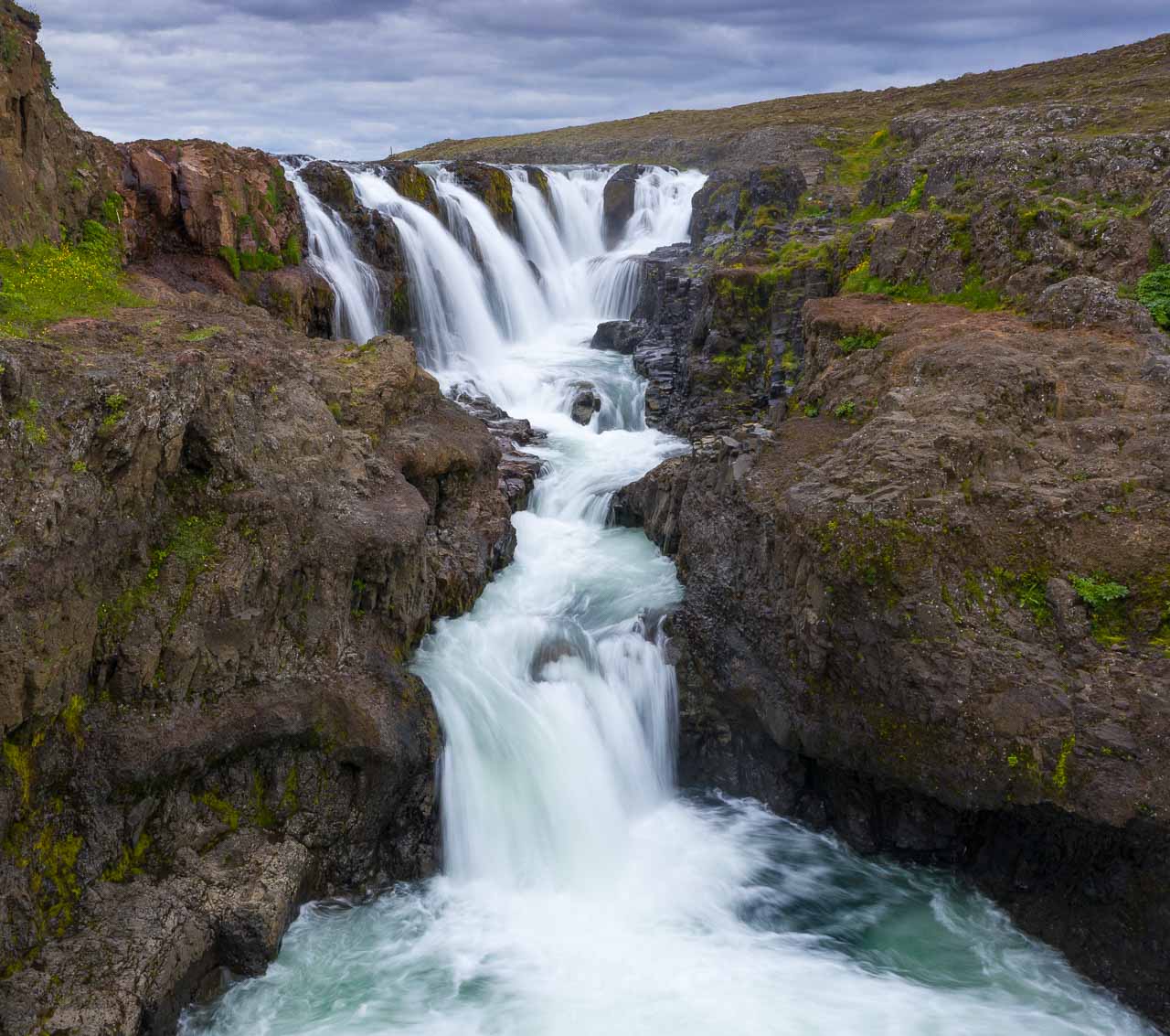 Die Kolufossar sind drei Wasserfälle im Nordwesten Islands. Der Fluss Víðidalsá stürzt hier über die drei Wasserfälle Efrifoss (im Bild), Kolufoss und Neðri-Kolufoss in einen schmalen Canyon hinab.