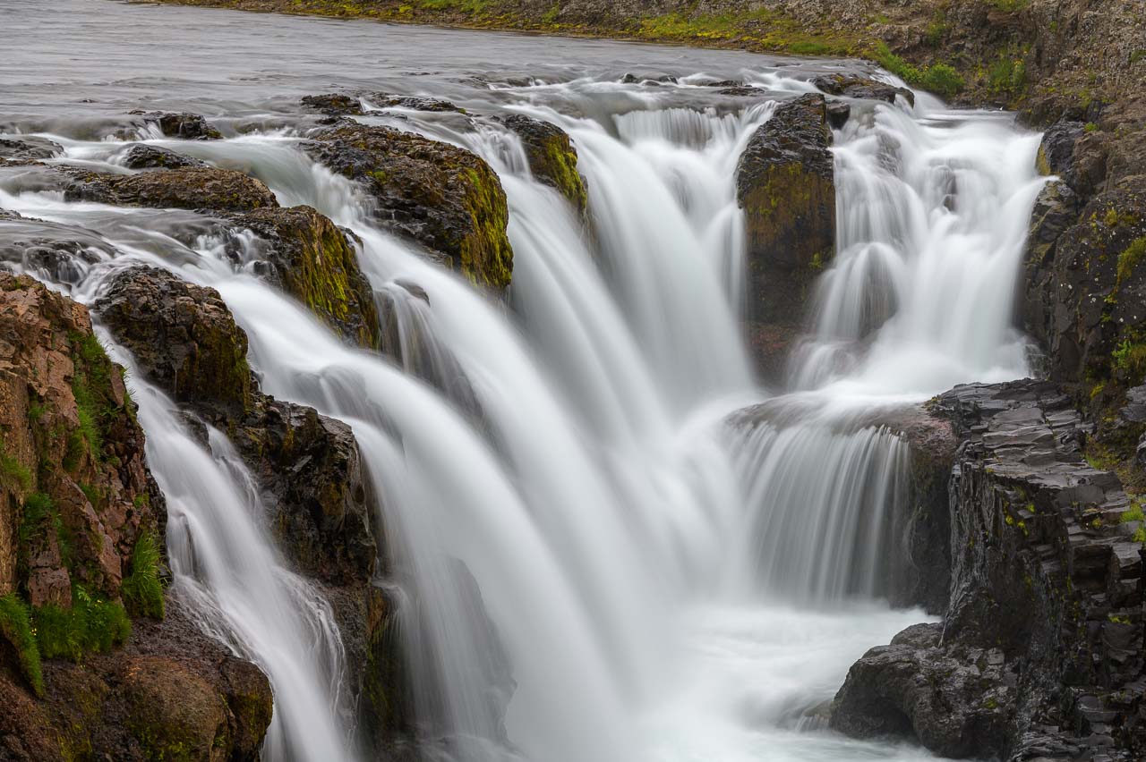 Die Kolufossar sind drei Wasserfälle im Nordwesten Islands. Der Fluss Víðidalsá stürzt hier über die drei Wasserfälle Efrifoss (im Bild), Kolufoss und Neðri-Kolufoss in einen schmalen Canyon hinab.