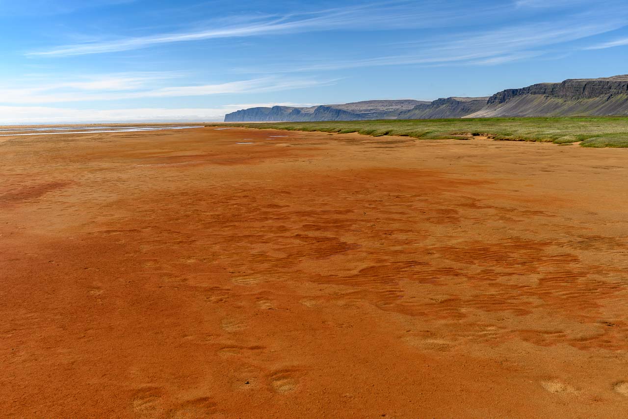 Rauðisandur - ein kilometerlanger Strand aus Muschelsand in den Westfjorden (Vestfirðir) von Island. Je nach Witterung und Sonnenintensität schimmert der Sand grau, braun, rot, gelb oder orange.
