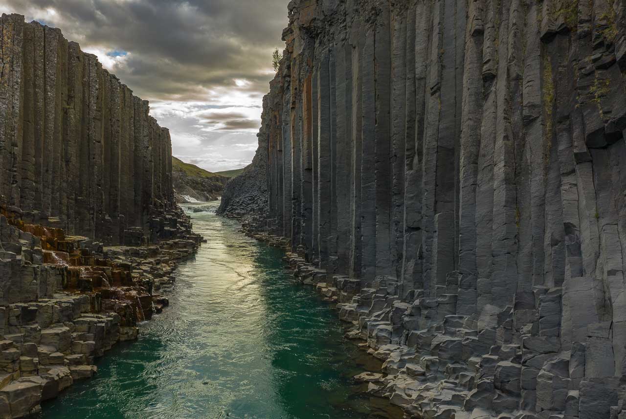 Im Osten von Island strömt der Gletscherfluss Jökla durch eine Schlucht, die mit ihren gleichförmigen, senkrecht aufragenden Basaltsäulen wie ein Kunstwerk von Menschenhand wirkt. Der Canyon Stuðlagil wurde erst 2016 entdeckt.