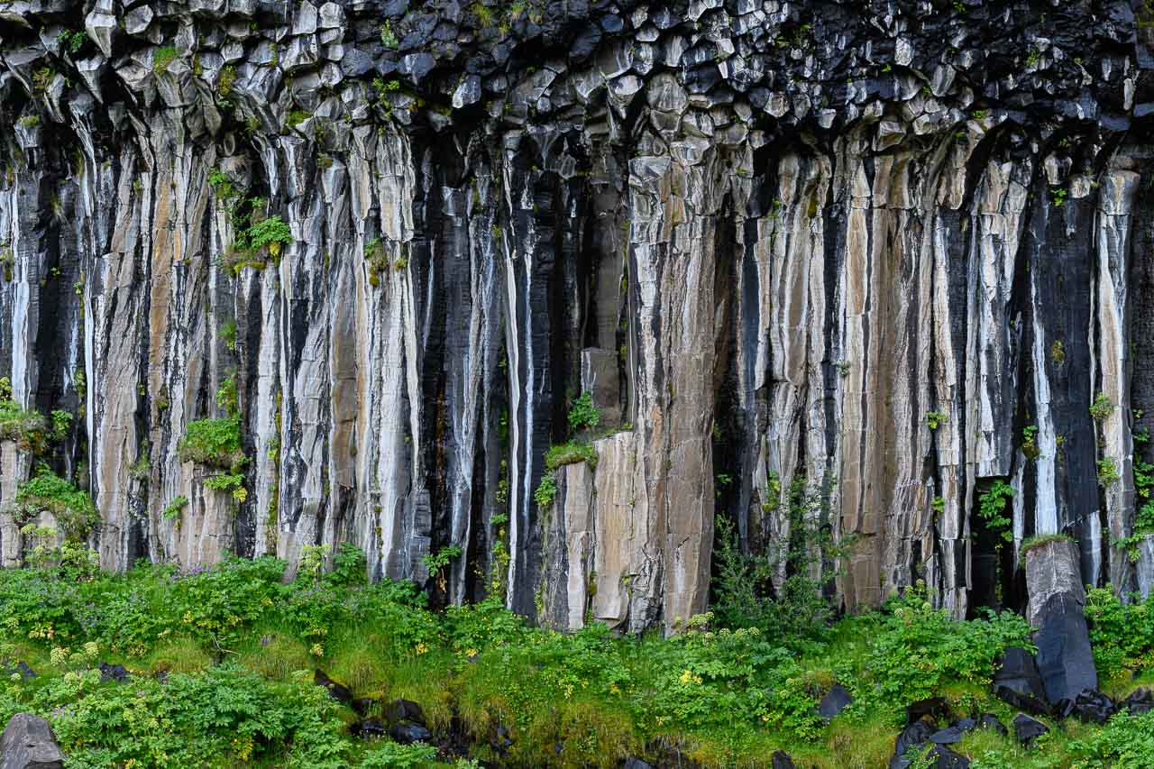 Svartifoss, der "schwarze Wasserfall", liegt im Skaftafell-Nationalpark im Südosten Islands, eingebettet in eine Schlucht mit Basaltsäulen, hier in einer Teilansicht.
