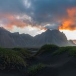 Der Berg Vestrahorn und die vorgelagerte Dünenlandschaft mit schwarzem Sand auf der Landzunge Stokksnes im Südosten von Island bei Sonnenaufgang Ende Juni.