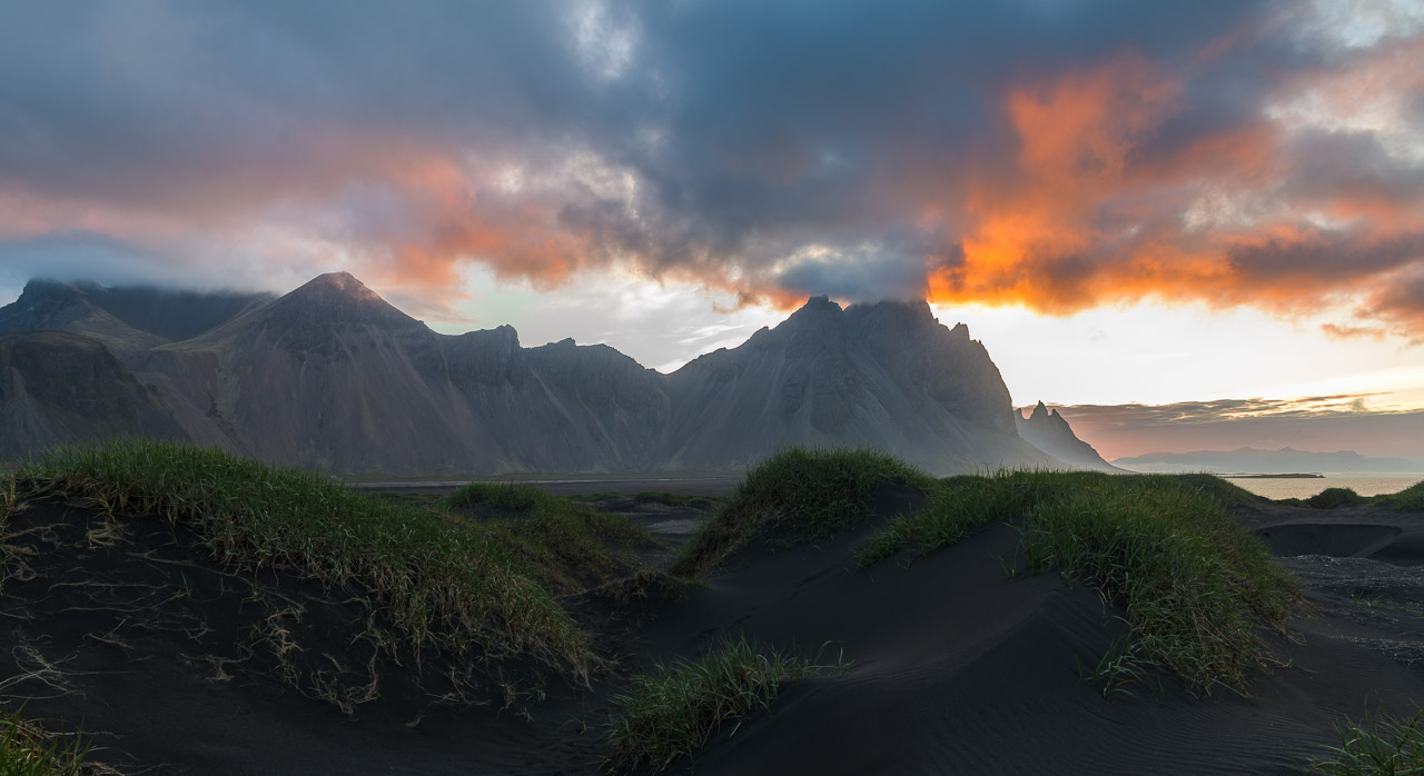 Der Berg Vestrahorn und die vorgelagerte Dünenlandschaft mit schwarzem Sand auf der Landzunge Stokksnes im Südosten von Island bei Sonnenaufgang Ende Juni.