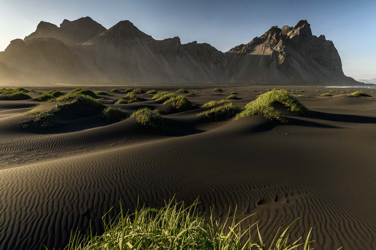 Der Berg Vestrahorn und die vorgelagerte Dünenlandschaft mit schwarzem Sand auf der Landzunge Stokksnes im Südosten von Island.