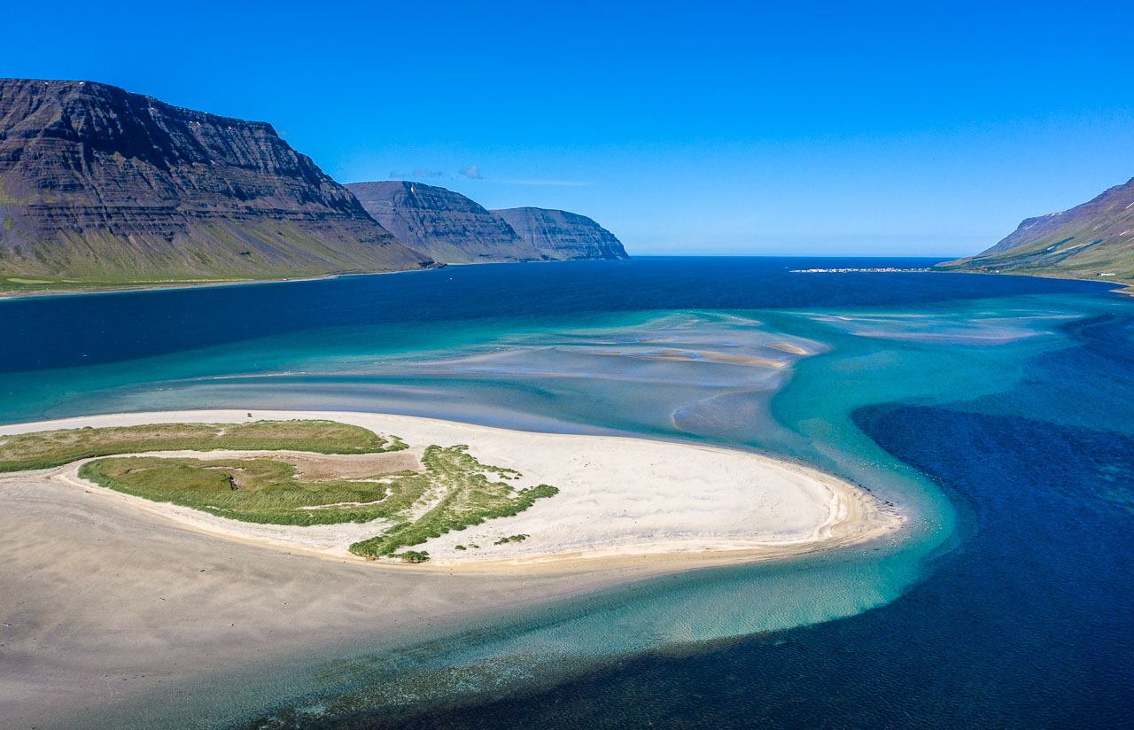Önundarfjörður ist ein Fjord in den Westfjorden (Vestfirðir), einer Halbinsel im Nordwesten von Island. Nur aus der Vogelperspektive ist die ausgedehnte Sandbank im Inneren des Fjords zu erkennen, an dessen Nordufer der kleine Ort Flateyri liegt, hier im Hintergrund erkennbar.