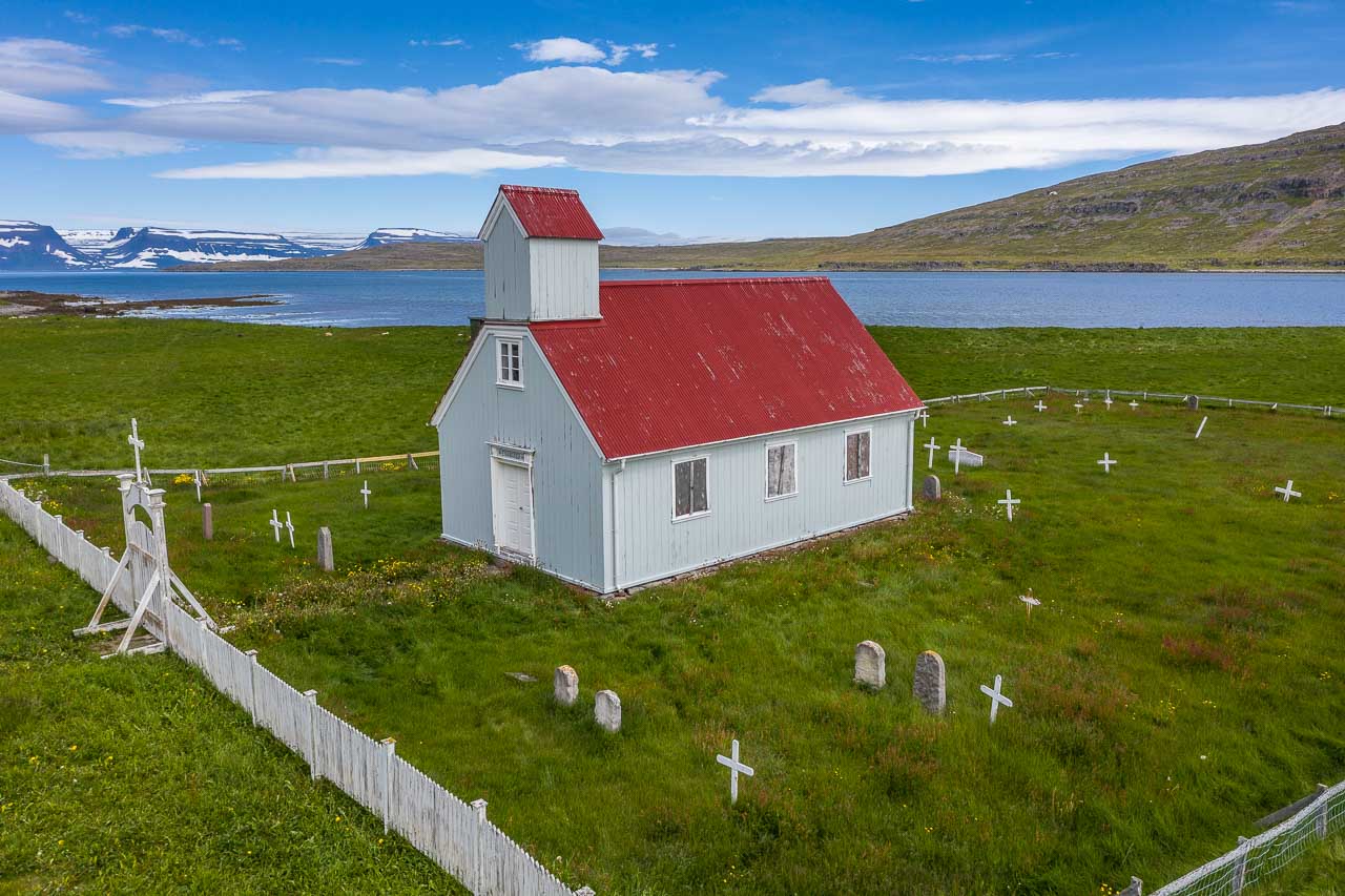 Die verlassene Holzkirche Eyrarkirkja liegt in einsamer Landschaft in den Westfjorden (Vestfirðir) Islands.
