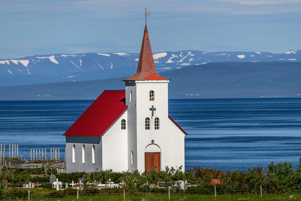 Rotes Dach und weißes Mauerwerk: Die Kirche von Kollafjarðarnes liegt fotogen in den Westfjorden (Vestfirðir) Islands.