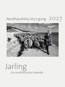 Kalender Jarling 2027: Das Covermotiv zeigt die Wanderschäferin Uta Wree mit ihrer Herde am Strand der Braderuper Heide auf Sylt.