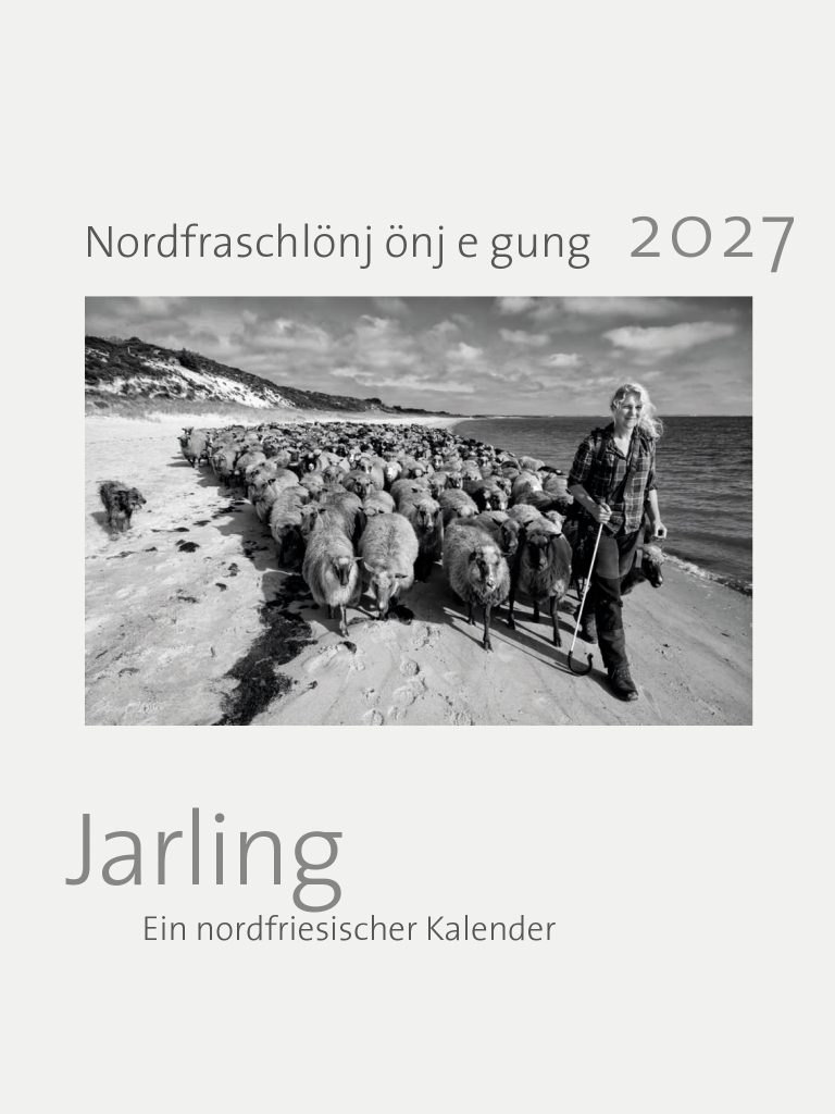 Kalender Jarling 2027: Das Covermotiv zeigt die Wanderschäferin Uta Wree mit ihrer Herde am Strand der Braderuper Heide auf Sylt.