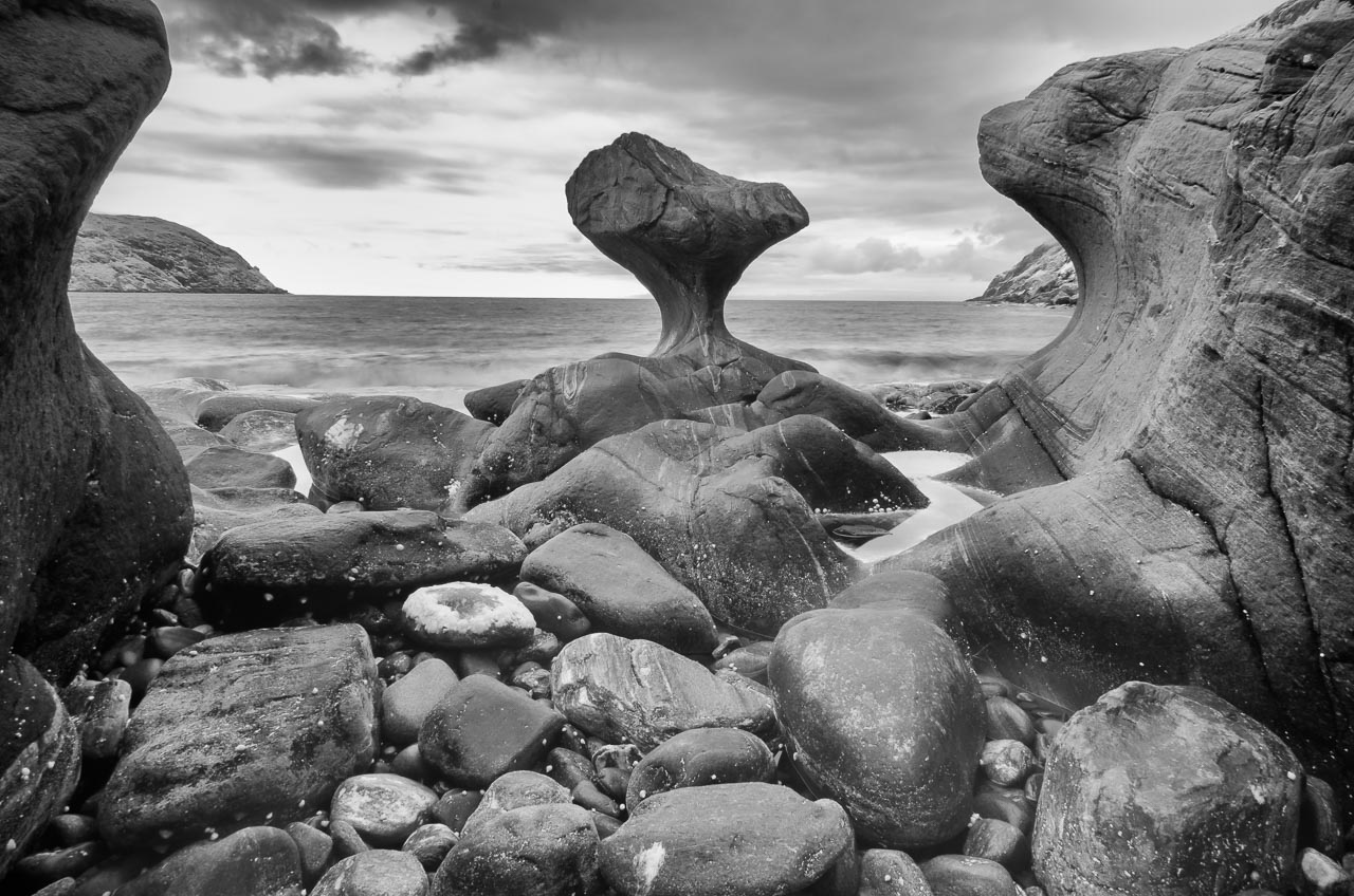 Wie eine von Menschenhand geschaffene Skulptur ragt der Fels Kannesteinen aus dem Meer hervor. Infrarotfotografie, Juni 2017 © Holger Rüdel