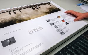 Der Katalog "Zeitblende. Fotografien von Holger Rüdel" wird im Druckhaus Leupelt in Handewitt gedruckt.