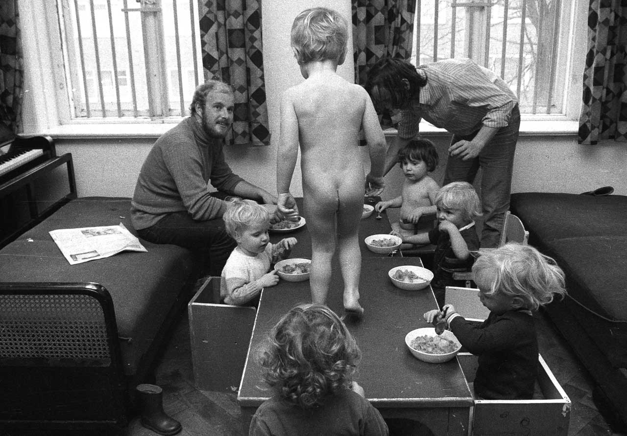 Szene aus einem von Studenten gegründeten Kinderladen in Kiel 1970. Die Kinderläden, die um 1970 flächendeckend in Westdeutschland existierten, waren ein Ergebnis der 68er-Bewegung mit ihrer Forderung nach antiautoritärer Erziehung.