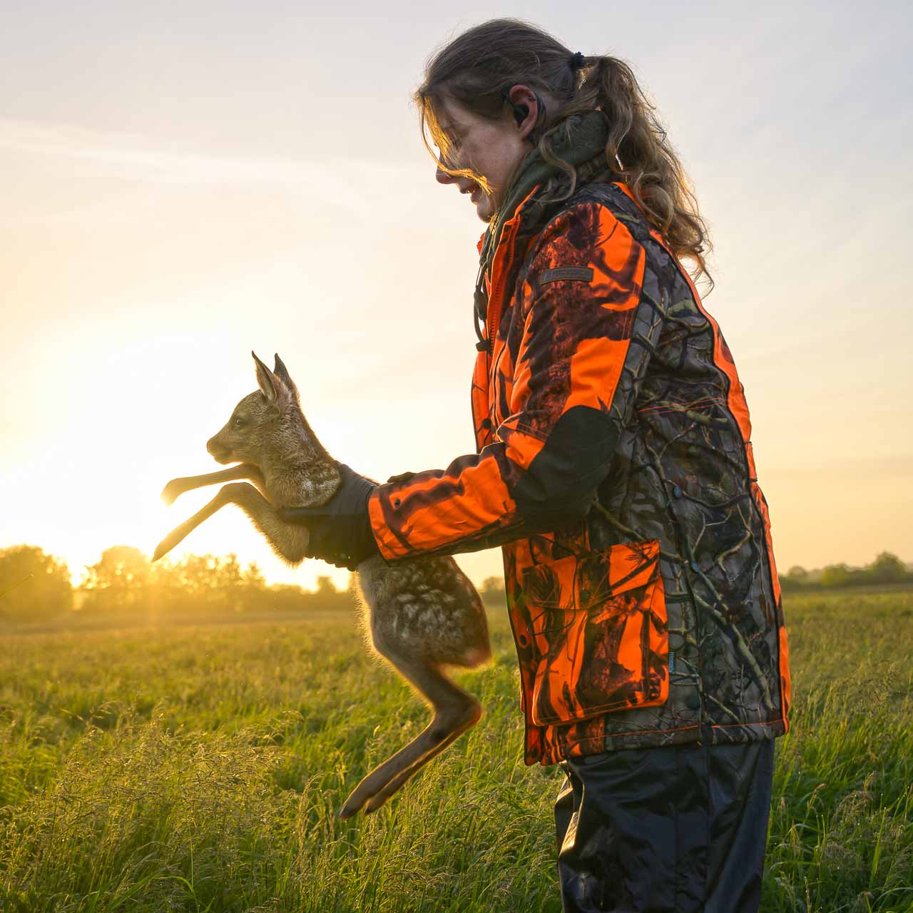 Projekt Kitzrettung: Lisa-Marie Gericke mit einem geborgenen Jungtier auf einem Feld bei Selk in Schleswig-Holstein.