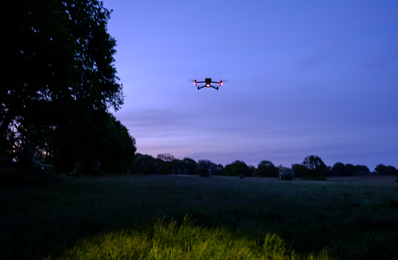 Projekt Kitzrettung: Die Drohne ist erfolgreich gestartet und schwebt über dem ersten Feld, das am frühen Morgen vor Sonnenaufgang abgesucht wird.