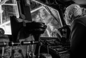 Kapitän Fritz Ronnebeck navigiert den Pellwormer Krabbenkutter Annemarie durch die Nacht. Konzentration, Erfahrung und Routine bestimmen die Arbeit im Steuerhaus zwischen Kurs, Gezeiten und wechselnden Strömungen.