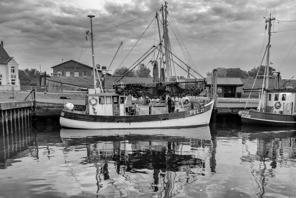 Die Annemarie im Hafen von Pellworm vor dem Ablegen. Von hier aus starten die nächtlichen Fangfahrten, die seit Generationen zum Alltag der Krabbenfischerei an der Westküste gehören.