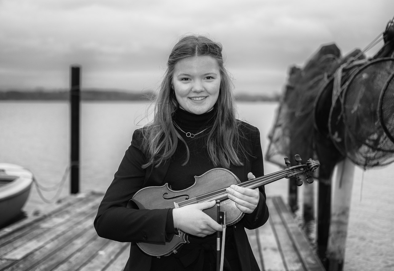 Emilie Zwahr (Violine) ist Mitglied des Landesjugendorchesters Schleswig-Holstein. Das Bild entstand am Ufer der Schlei in der Fischersiedlung Holm in Schleswig.