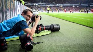 Lukas Schulze am Rand des Spielfelds in Aktion