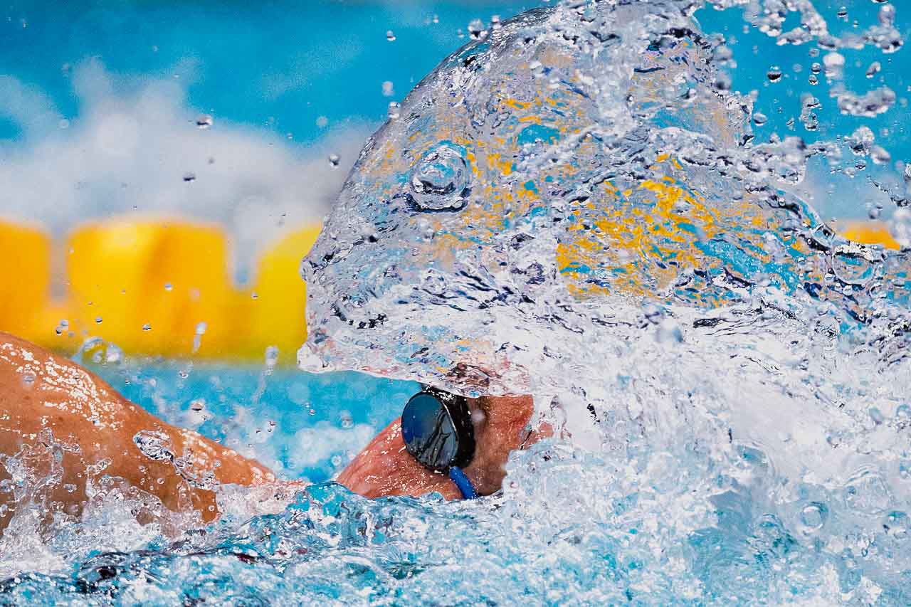 25. Juli 2017: Ein Athlet schwimmt bei den FINA World Championships in Budapest Freestyle und wirbelt dabei Wasser auf, das die Form eines Fisches annimmt. Foto: Lukas Schulze / FINA / Nikon