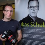 Der Sportfotograf Lukas Schulze in der Galerie der Sparkassenstiftung Schleswig-Holstein in Kiel. Vom 10.8. bis 30.10.2020 ist dort seine Ausstellung "Der entscheidende Moment" zu sehen.