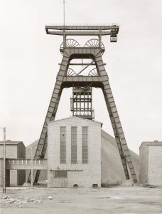 Bernd und Hilla Becher: Förderturm, Fosse Noeux no. 13, Frankreich, 1972 © Estate Bernd & Hilla Becher, represented by Max Becher; courtesy Die Photographische Sammlung/SK Stiftung Kultur – Bernd and Hilla Becher Archive, Cologne