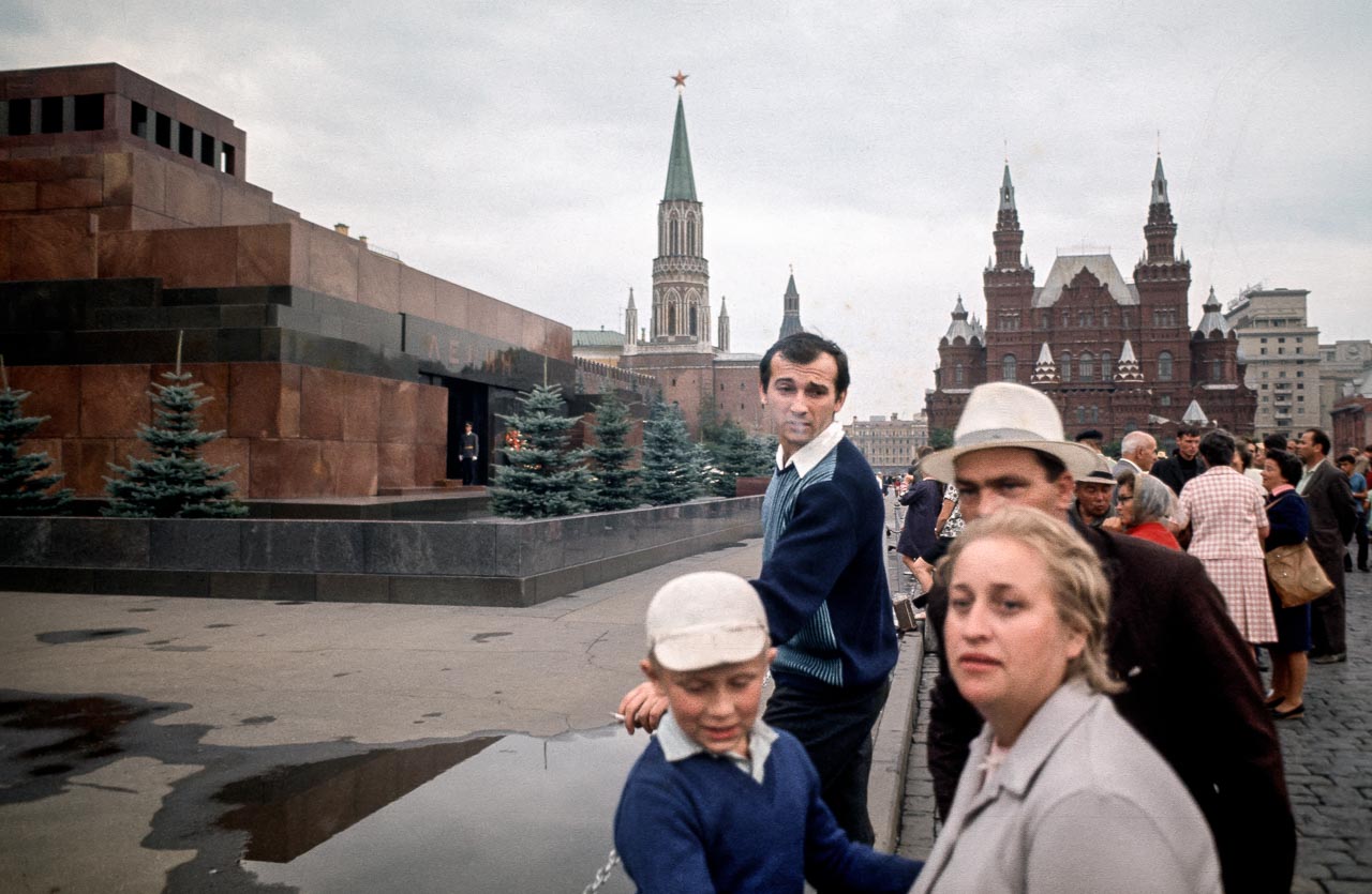 Menschen warten auf Einlass vor dem Lenin-Mausoleum auf dem Roten Platz in Moskau im Sommer 1970. Der Rote Platz befindet sich im Zentrum der Moskauer Altstadt vor den östlichen Mauern des Kremls und gilt mit Gebäuden wie der Basilius-Kathedrale, dem Lenin-Mausoleum und dem Warenhaus GUM als Wahrzeichen der Stadt. Zudem gehört er seit 1990 zum UNESCO-Welterbe.
