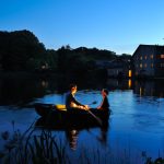 Die Selker Mühle besitzt eine jahrhundertelange Tradition. Hier inspiziert der Mühlenbesitzer zusammen mit seiner Frau seinen Teich im magischen Licht eines späten Sommerabends.