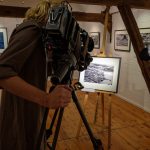 Am 13.12.2018 drehte ein Team des Senders N3 einen Film über die Ausstellung "Zeitblende. Fotografien von Holger Rüdel" für das Schleswig-Holstein-Magazin des NDR.