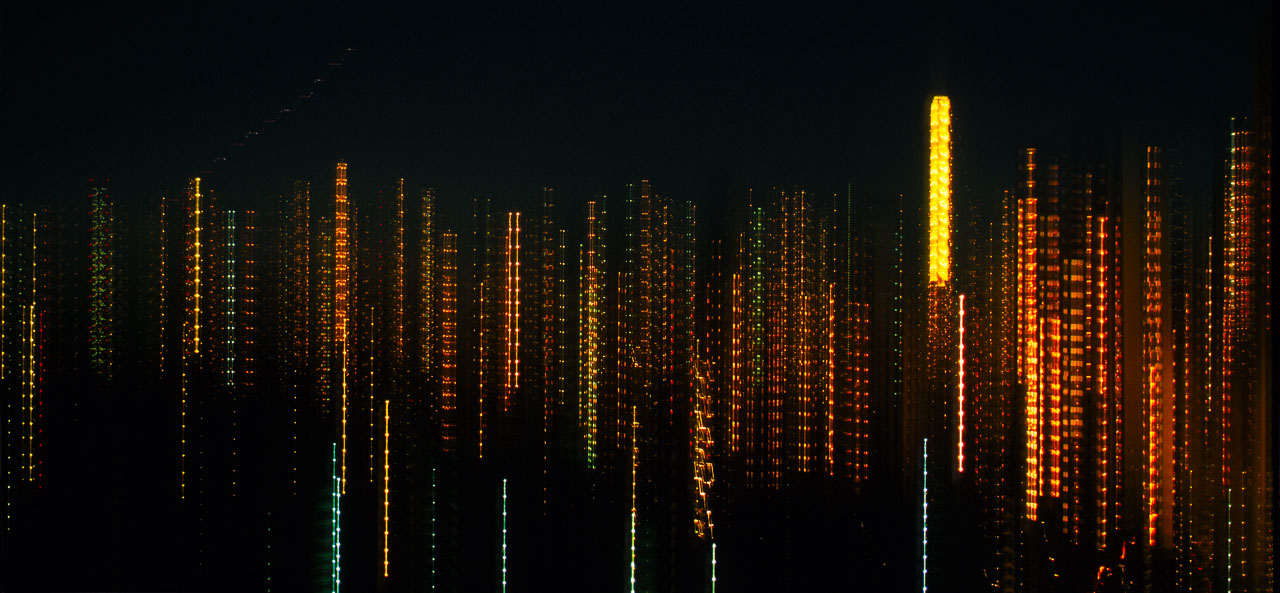 Diese authentische, nicht digital erzeugte Nachtaufnahme von Hochhäusern in der Upper East Side von Manhattan direkt am New Yorker Central Park entstand mit einem Shift-Objektiv, das bei langer Belichtungszeit vertikal verstellt wurde.