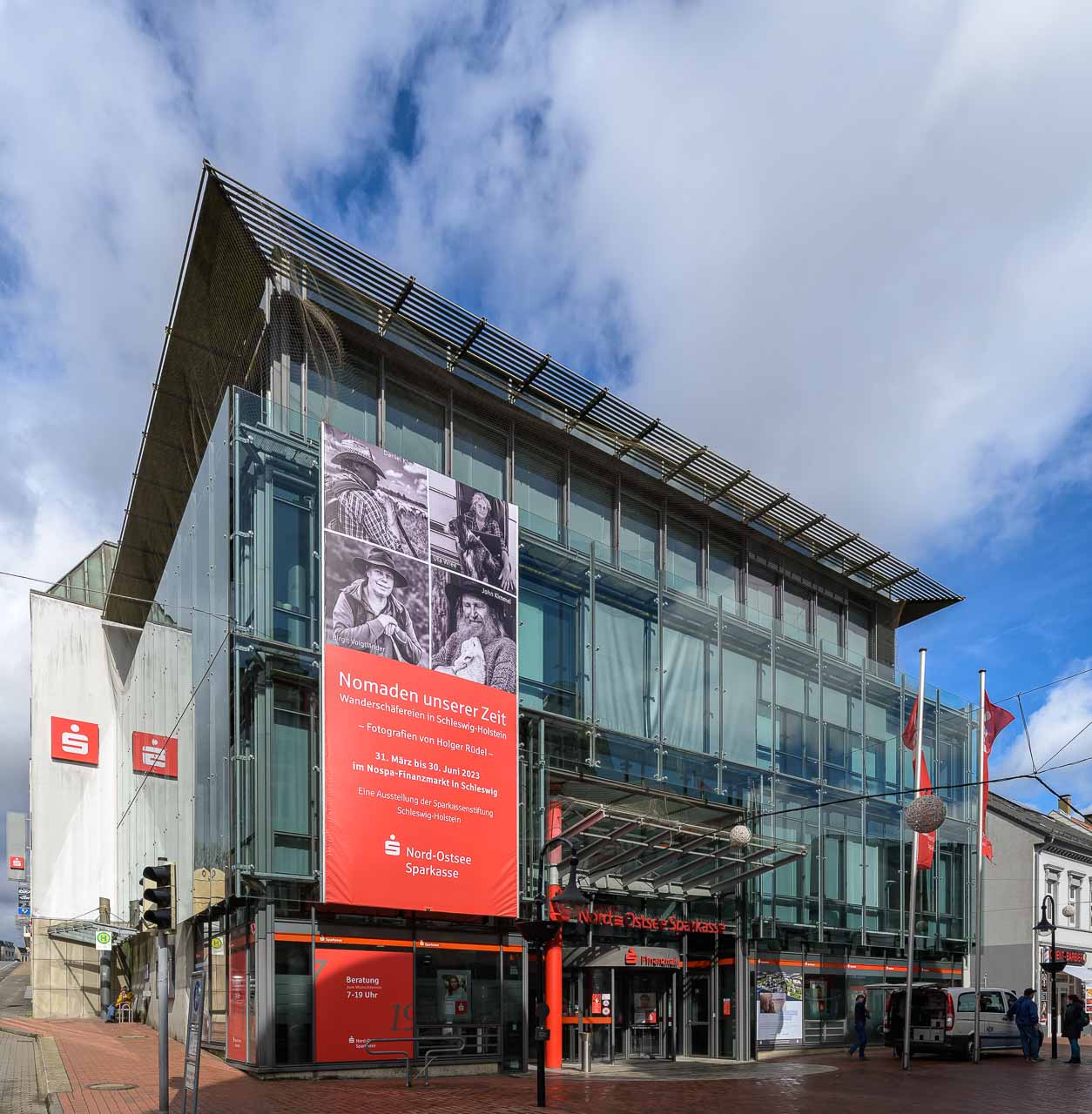 Das moderne Gebäude der Nord-Ostsee Sparkasse in Schleswig ist bis zum 30. Juni 2023 Schauplatz der Ausstellung "Nomaden unserer Zeit. Wanderschäfereien in Schleswig-Holstein".