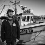 Christian Ross ist der jüngste unter den Fischern vom Holm in Schleswig an der Schlei. Er fischt am liebsten allein auf dem Kutter "Schle 26" auf der Ostsee. Hier steht Christian Ross am Liegeplatz des Schiffes im Hafen von Kappeln.