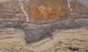 Das Danewerk südlich von Schleswig, Nordeuropas größtes Bodendenkmal, war einst die Südgrenze des dänischen Reiches. Im Jahr 2010 entdeckten Archäologen im Ort Dannewerk das lange gesuchte Tor der mächtigen Wallanlage. Eine im Frühjahr 2013 gestartete gemeinsame Grabungskampagne des Archäologischen Landesamtes Schleswig-Holstein und des dänischen Museums Sønderjylland förderte sensationelle Erkenntnisse zutage. So ist das Danewerk wesentlich älter als bisher angenommen: Die Anfänge reichen zurück in die Zeit um 500 nach Christus. Abgebildet ist hier der Schnitt durch den unteren Teil eines Hohlweges, der direkt durch das Tor des Danewerks führte. Die tiefen dunklen Rillen sind Spuren von Wagenrädern.