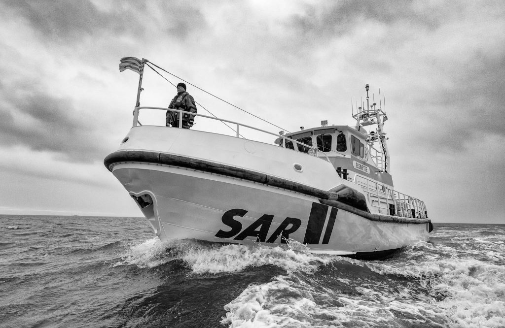 Der Rettungskreuzer "EISWETTE" von der DGzRS-Station Nordstrand in Fahrt mit dem Ersten Maschinisten Dominik Holtmeier auf dem Vorschiff.
