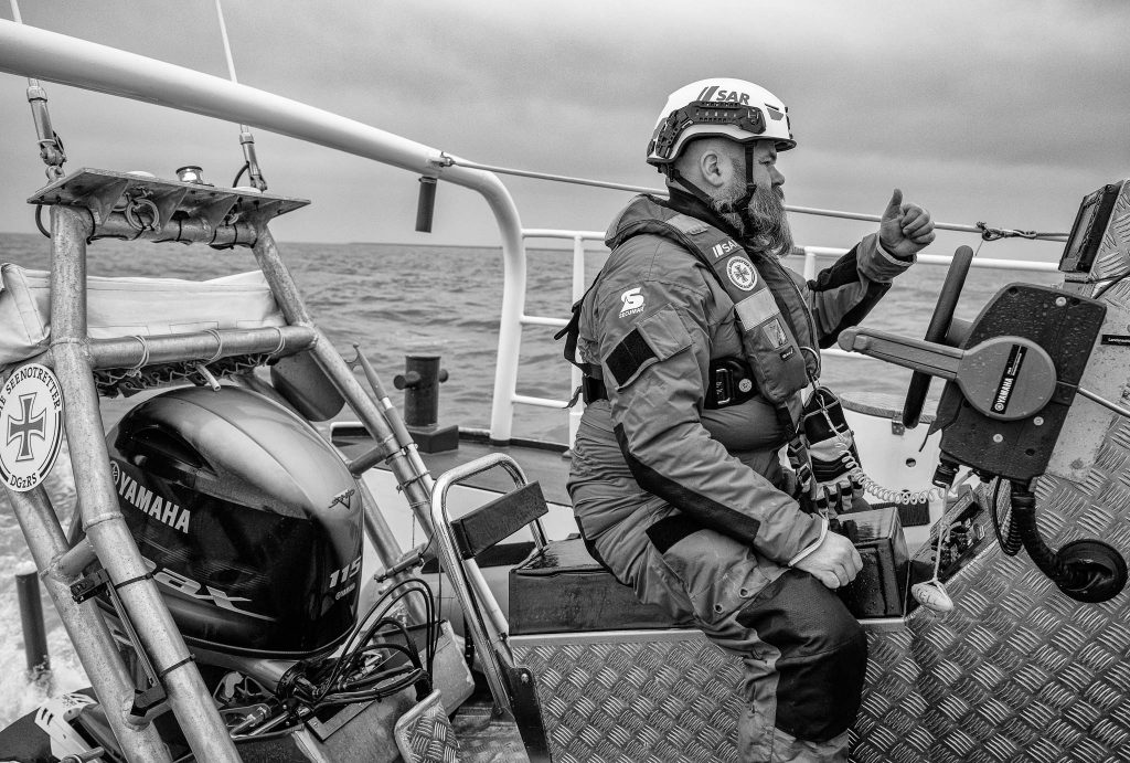 Vorbereitung auf den Einsatz in der Nordsee: das Arbeitsboot "Novize" auf dem Deck des Seenotrettungskreuzers "EISWETTE".