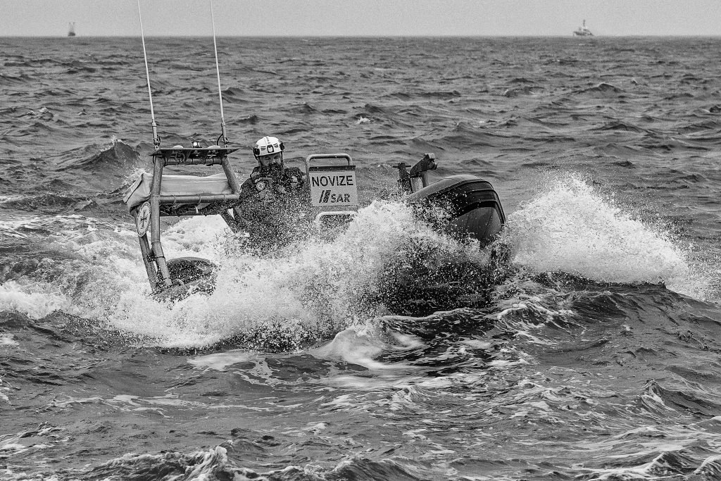 Das Arbeitsboot "Novize" des Seenotrettungskreuzers "EISWETTE" in Aktion auf der Nordsee vor Pellworm.