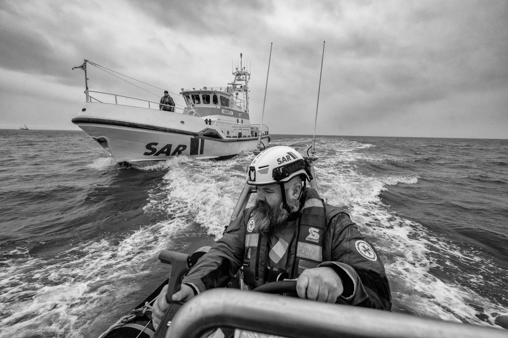 Der Rettungskreuzer "Eiswette" von der DGzRS-Station Nordstrand und im Vordergrund das Arbeitsboot "Novize" mit dem Dritten Maschinisten Normen Flemming am Ruder.