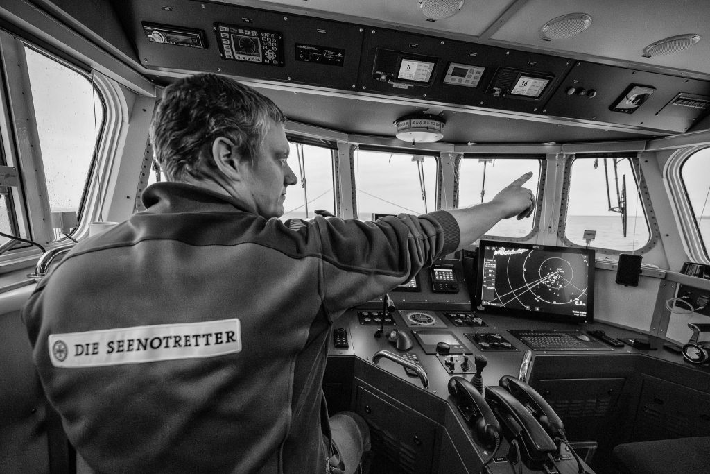 Lukas Bockelmann, der Zweite Vormann des Rettungskreuzers "EISWETTE" von der DGzRS-Station Nordstrand, auf der Brücke des Schiffs.